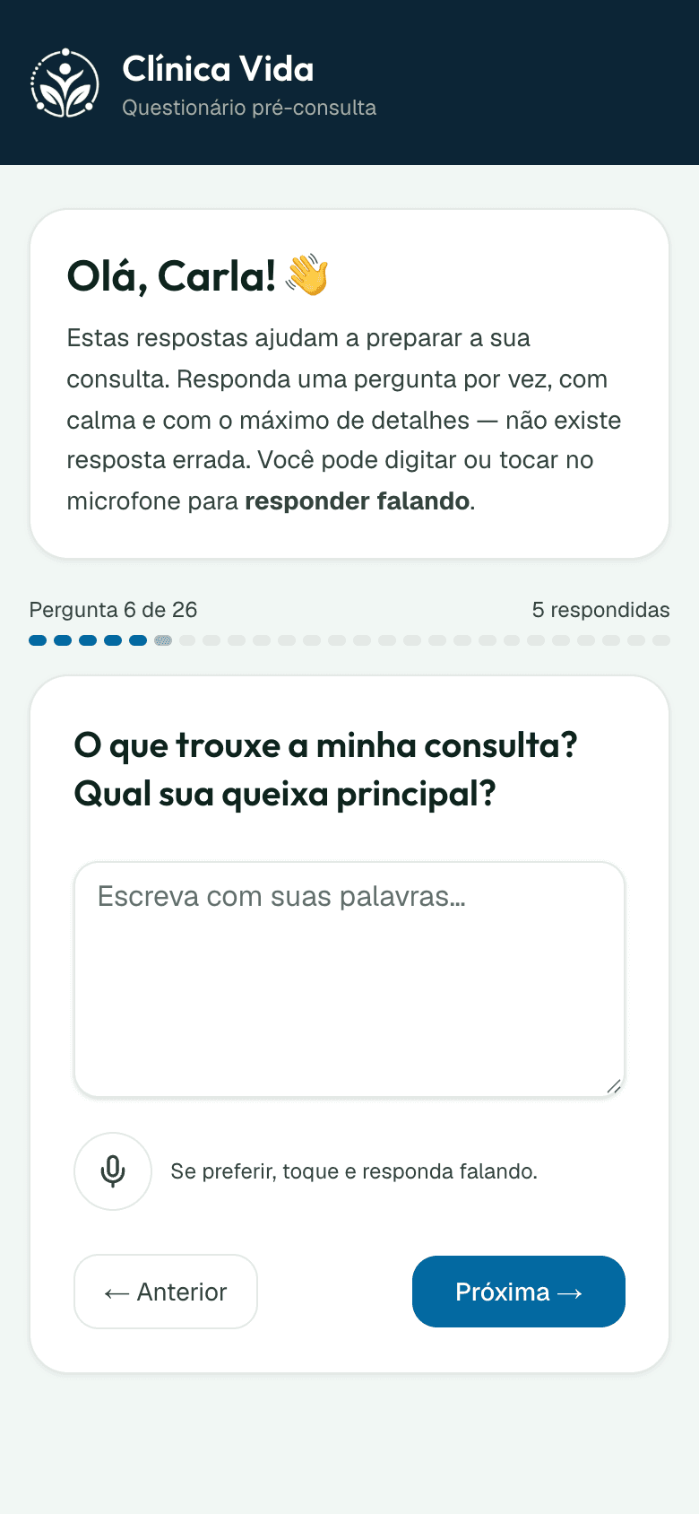 Questionário de pré-consulta aberto no celular do paciente, com a sua marca, a saudação e o progresso das perguntas